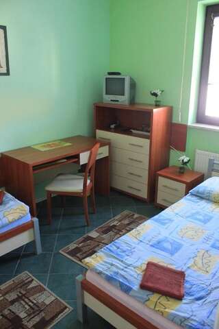 Хостелы Adeo Hostel Белосток Двухместный номер эконом-класса с 2 отдельными кроватями-1