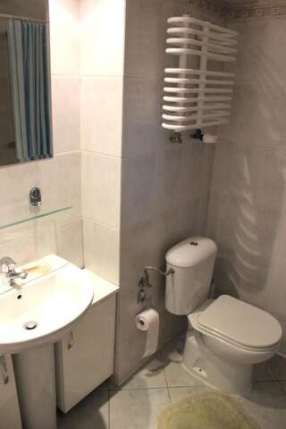 Хостелы Adeo Hostel Белосток Трехместный номер с основными удобствами и общей ванной комнатой-3