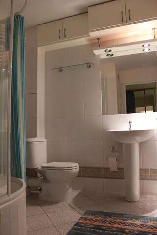 Хостелы Adeo Hostel Белосток Двухместный номер с 1 кроватью, общей ванной комнатой и туалетом-5